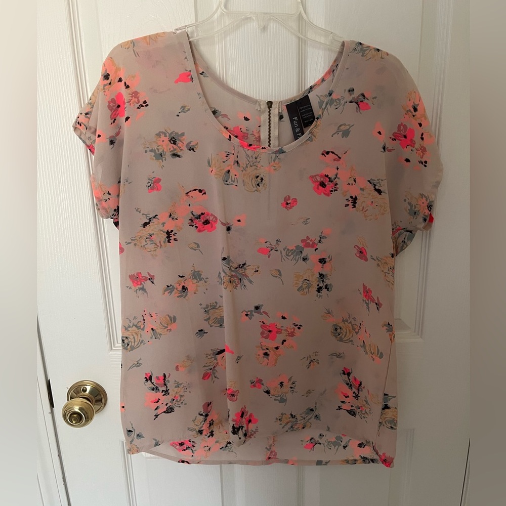 NWOT Women’s Short-Sleeve Floral Top Size Medium